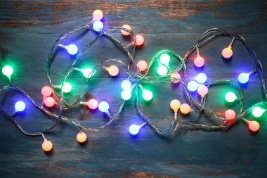 Mavi ahşap arka planda güzel Noel ışıkları