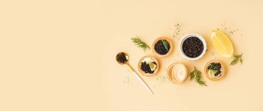 Bej arka planda siyah havyarlı lezzetli tartlar ve metin için boşluk