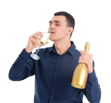 Beyaz arka planda şampanya içen genç adam. Yeni yıl kutlaması