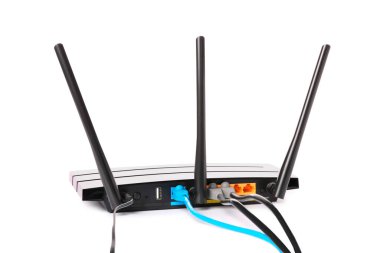 Kabloları beyaz arkaplanda olan modern Wi-Fi yönlendirici