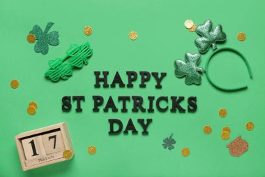 Takvim, plastik gözlük ve yeşil arkaplandaki dekorla Aziz Patrik Günü kutlu olsun.