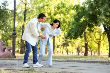 Karısıyla birlikte parkta kalp krizi geçiren genç bir adam.