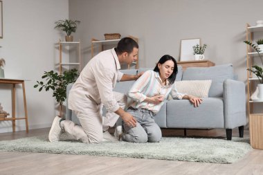 Karısıyla birlikte genç bir adam evde kalp krizi geçiriyor.