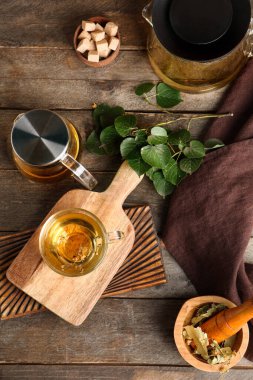 Ahşap zemin üzerinde havan mermisi ve lezzetli ıhlamur çayı.