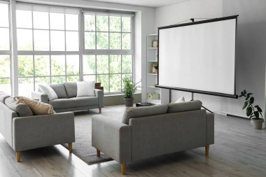 Projektör ekranlı, raf üniteli ve kanepeli ışık odasının içi