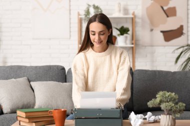 Evdeki kanepede oturan daktiloyla, kitaplarıyla ve çayıyla mutlu bir kadın yazar.