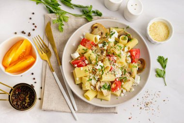 Hafif arkaplanlı lezzetli İtalyan makarna salatası.