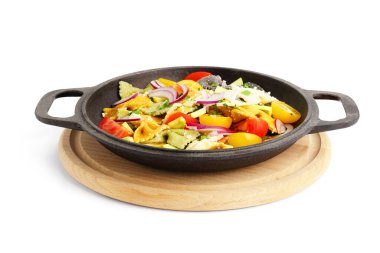 Beyaz arka planda İtalyan makarna salatası ile kızartma tavası.