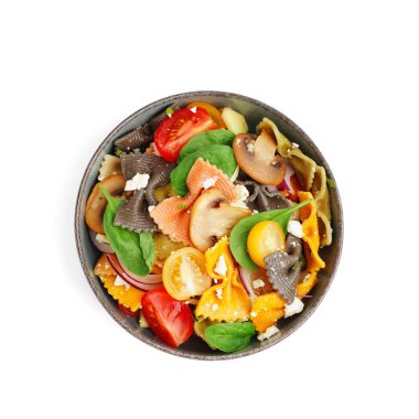 Beyaz arka planda leziz İtalyan makarna salatası ile kase