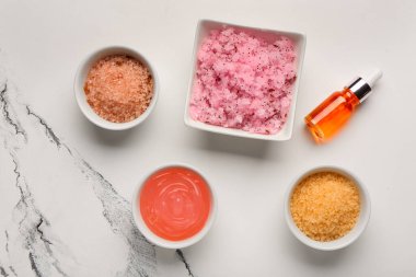 Önlüklü kaseler ve hafif arka planda malzemeler