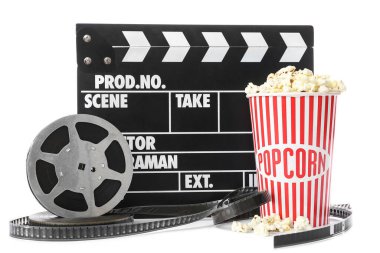 Film makaralı alkış ve beyaz arka planda patlamış mısır.