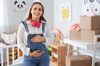 Taşındığı gün çocuk odasında hamile bir kadın var.