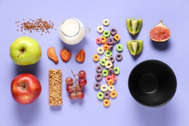 Mısır gevreği halkalı lezzetli kahvaltı, leylak arkaplanda süt ve meyve