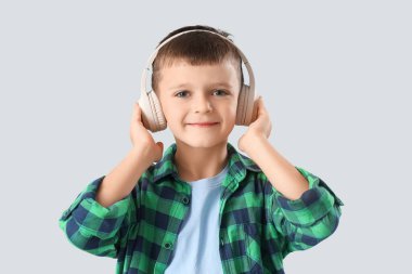 Kulaklık takmış sevimli bir çocuk. Arka planda, yakın plan.