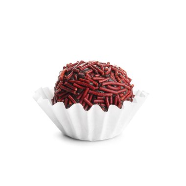 Beyaz arka planda kağıt bardakta lezzetli çikolatalı trüf.