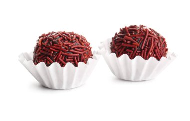 Beyaz arka planda kağıt bardaklarda lezzetli çikolatalı mantarlar.