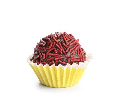 Beyaz arka planda sarı kağıt bardakta lezzetli çikolatalı trüf.