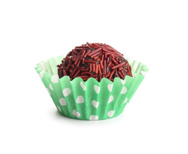 Beyaz arka planda yeşil kağıt bardakta lezzetli çikolatalı trüf.