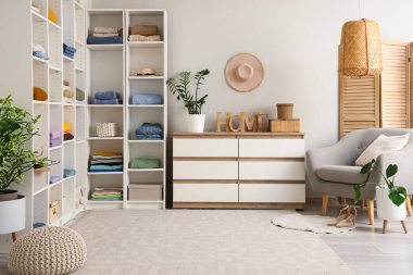 Giysileri ve çekmeceleri soyunma odasında olan büyük bir dolap.