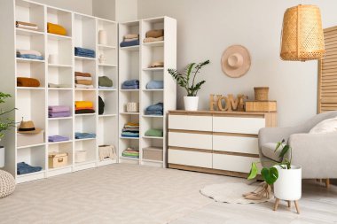 Giysileri ve çekmeceleri soyunma odasında olan büyük bir dolap.