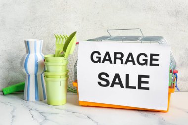 Garaj satışı için istenmeyen şeyler grunge arkaplan karşı masada