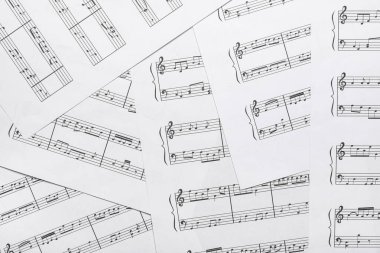 Arkaplan olarak birçok müzik sayfası, yakın plan