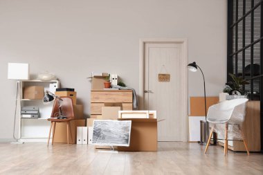Taşındığı gün karton kutular, mobilyalar ve monitörle sarılı modern ofis.