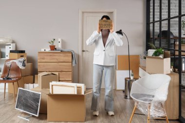 Genç iş kadınının elinde 