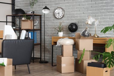 Taşındığı gün karton kutular, eşyalar ve koltuk olan modern ofis.