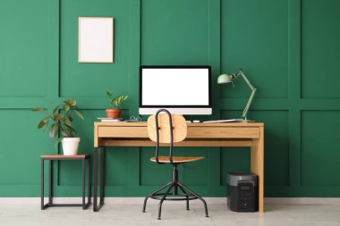 İş yeri, bitkiler ve boş çerçeveli ofis içi