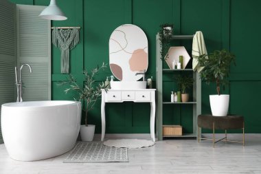 Banyonun içinde küvet, lavabo ve raf ünitesi var.