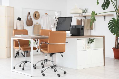 İş yeri ve taşınabilir elektrik santrali olan giyim mağazasının içi