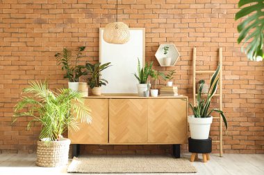 İçinde yeşil bitkiler, tuvalet ve merdiven olan odanın içi.