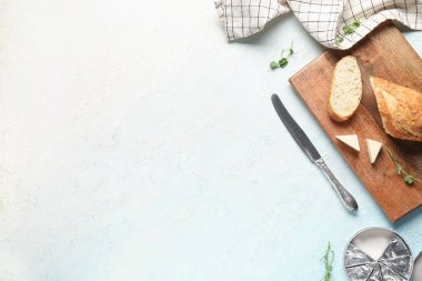 Lezzetli işlenmiş peynir üçgenleri, açık arkaplanda taze ekmek ve bıçak bileşimi