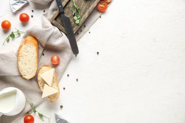 Açık arkaplanda lezzetli işlenmiş peynir, ekmek ve domates üçgenleriyle kompozisyon