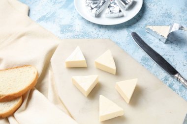 Lezzetli işlenmiş peynir, ekmek ve bıçak üçgenli kompozisyon grunge arkaplanı