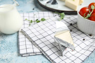 Lezzetli işlenmiş peynir, süt, domates ve peçete üçgenleri.
