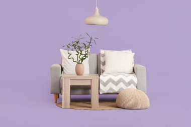 Vazoda bambu saplı masa, kanepe, puf ve lamba, leylak arka planda.