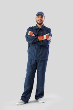 Erkek leş yiyici arka planda gülümsüyor