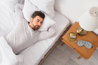 Yakışıklı bir adamın yatak odasında yattığı bir sabah.