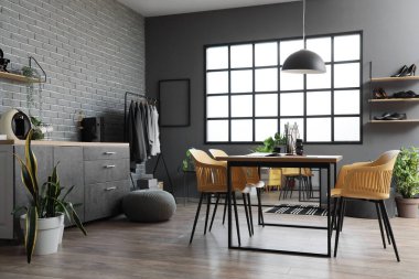 Masası, rafı ve tezgahı olan giyim mağazasının içi.