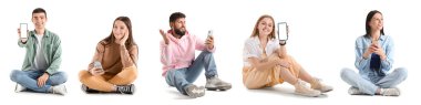 Beyaz arka planda akıllı telefonları olan bir grup genç.