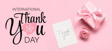 Uluslararası Teşekkür Günü için tebrik kartı, çiçek ve hediyeyle pankart