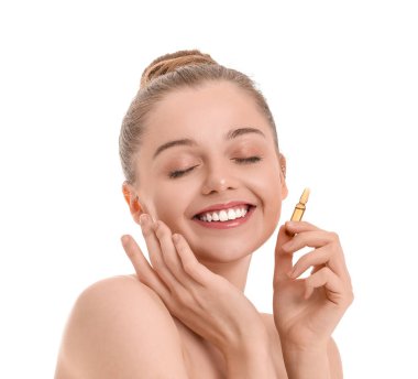 Beyaz arka planda ampulü olan güzel bir genç kadın. Cilt bakımı kavramı