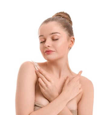 Beyaz arka planda ampulü olan güzel bir genç kadın. Cilt bakımı kavramı