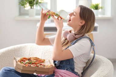 Evde Margherita yiyen genç kız.