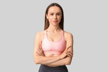 Beyaz arka planda genç bayan antrenör