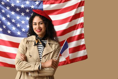 Amerika ve Fransa 'nın bej arka planında güzel, mutlu bir Afro-Amerikalı kadın.