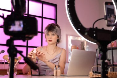 Makyaj vakfı olan kadın güzellik blogcusu akşam evde video kaydediyor