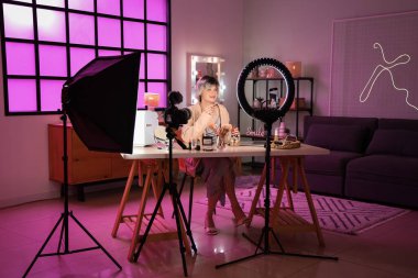 Evde ruj kaydı videosu olan kadın güzellik blogcusu